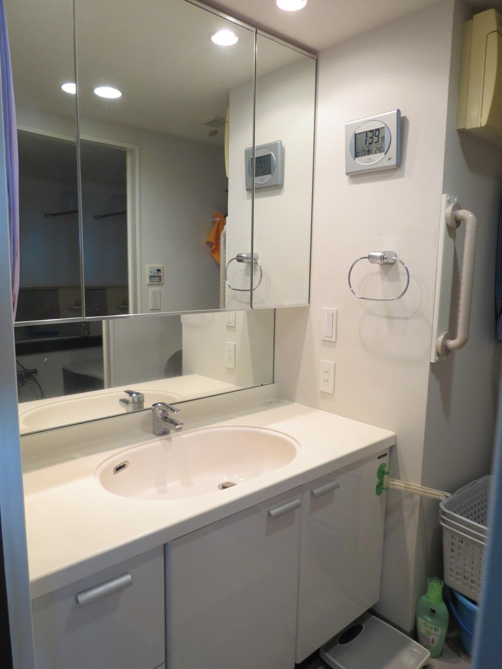 Wash basin, toilet. Local (10 May 2012) shooting