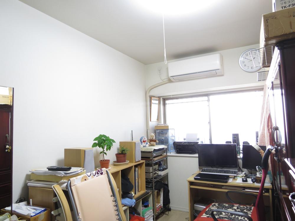 Non-living room. Local (10 May 2012) shooting