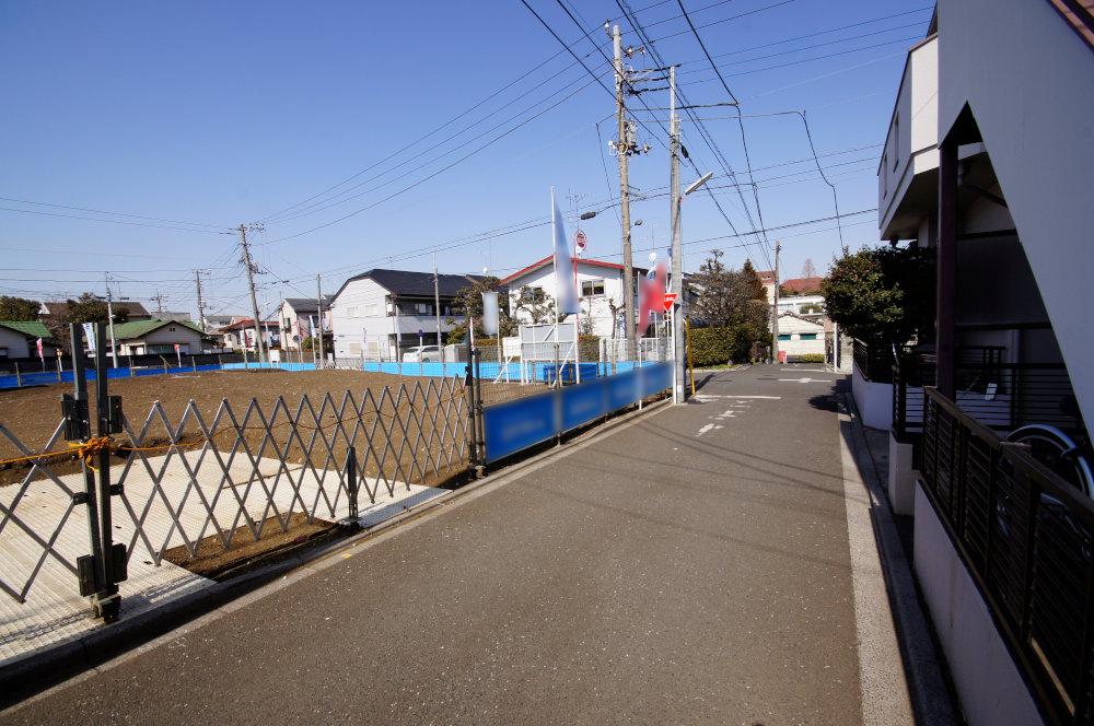 Local photos, including front road. This is the east side road of 4m