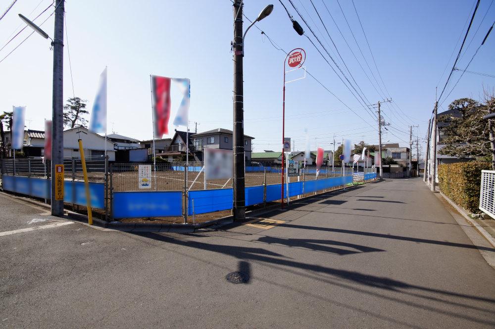 Local photos, including front road. It has taken the local from the northeast side. The north side is a feeling of opening is sufficient 6m public roads. 