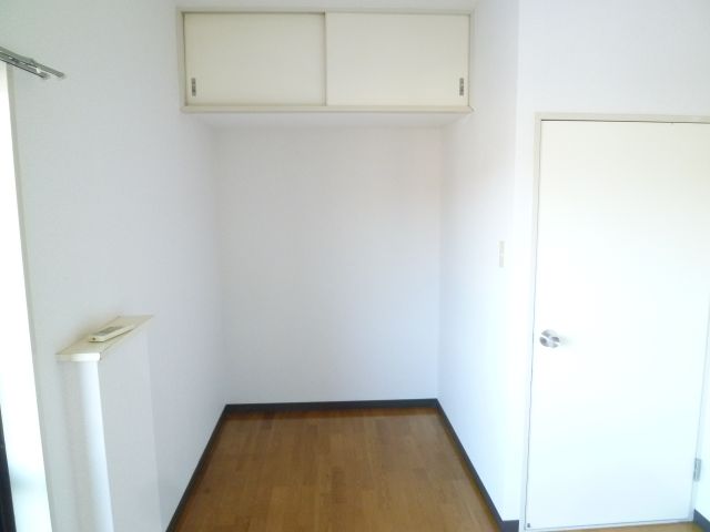 Living and room. Upper receiving looks like.