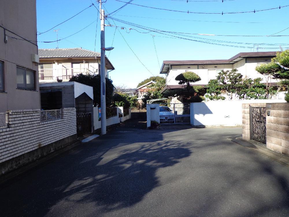 Local photos, including front road. Front road (December 2013) Shooting