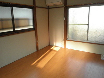 Living and room. 3 face lighting bright and ventilation good rooms