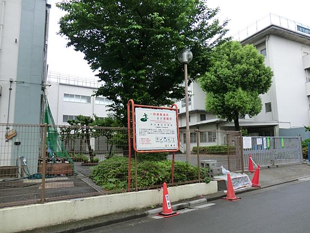 Junior high school. 946m until the fifth junior high school