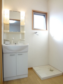 Washroom. There is a window in the basin dressing room ☆