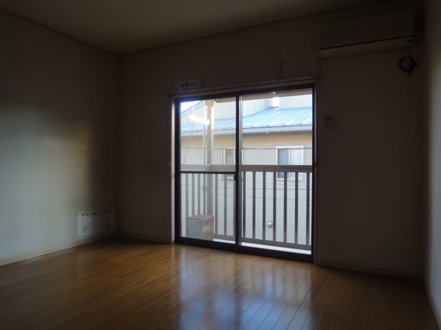 Other room space. 201, Room no bay window