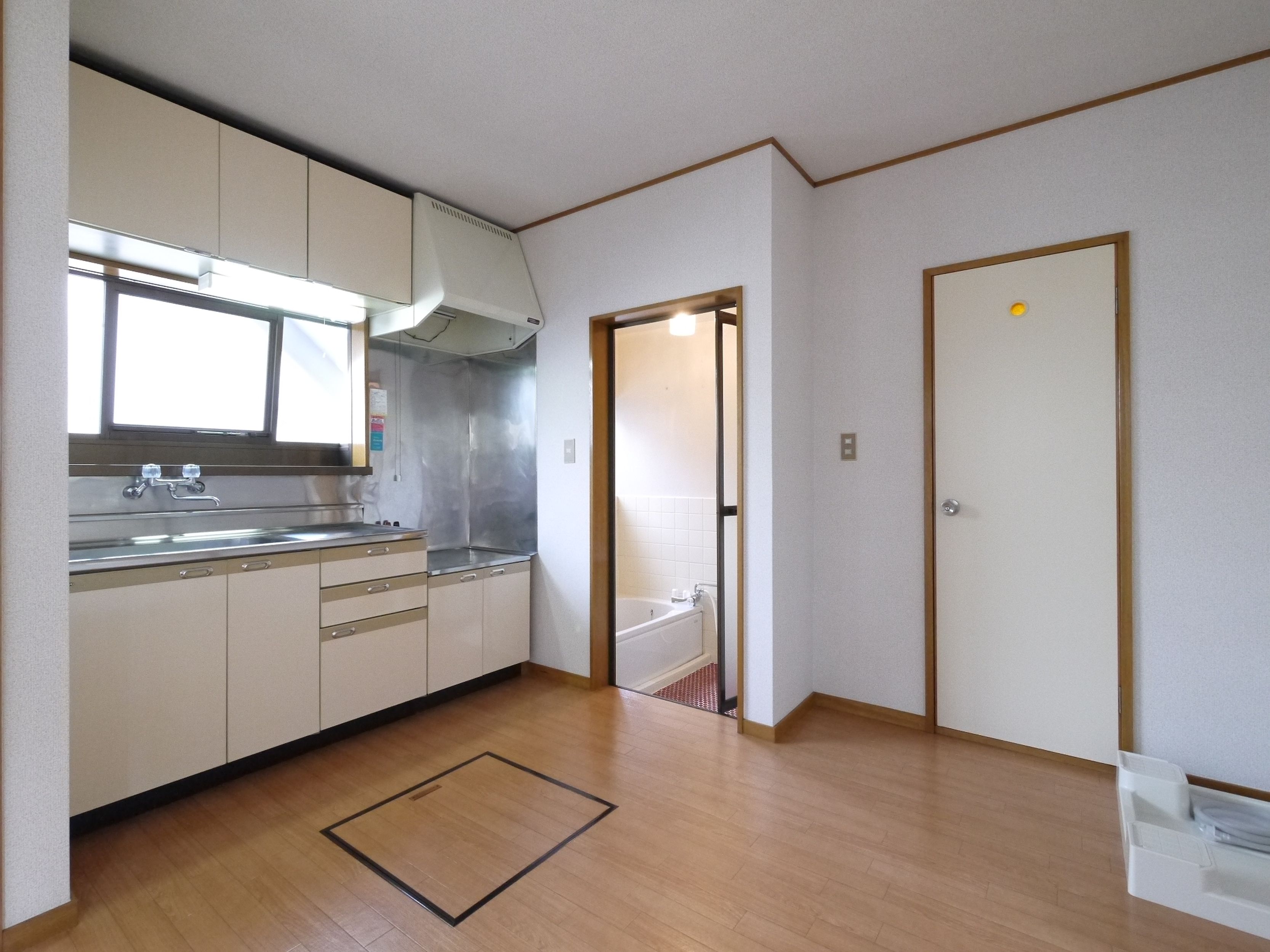 Kitchen. ☆ There is also a dining kitchen floor storage of spread