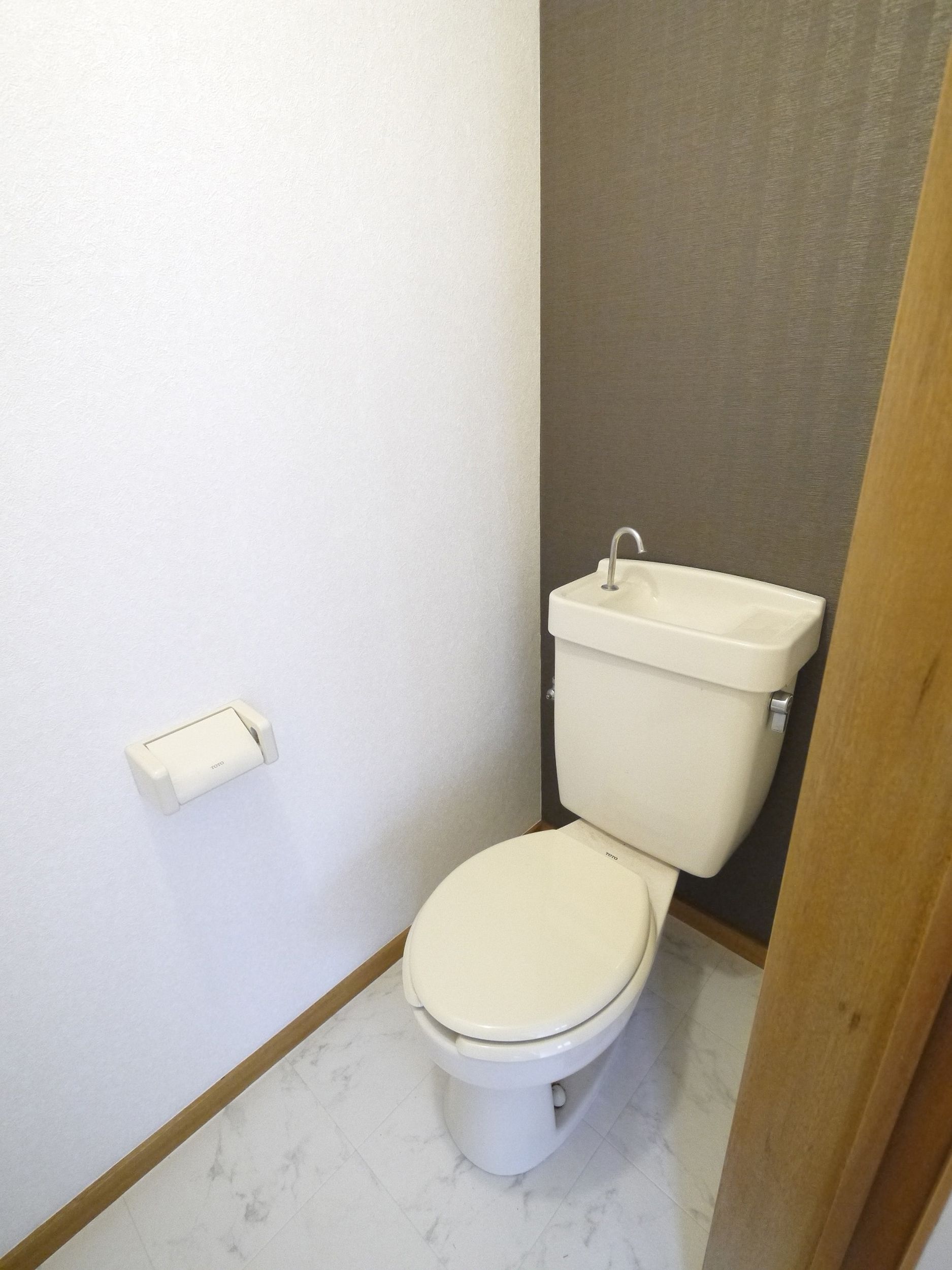 Toilet. ☆ Toilet wallpaper re-covering has been a fashionable accent Cross