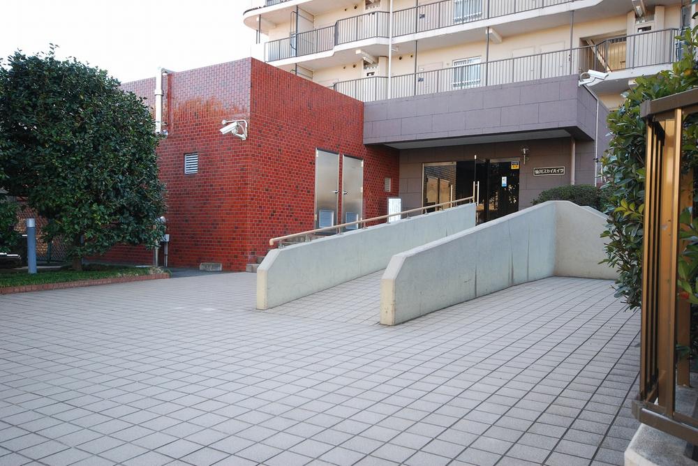 Entrance. Common areas