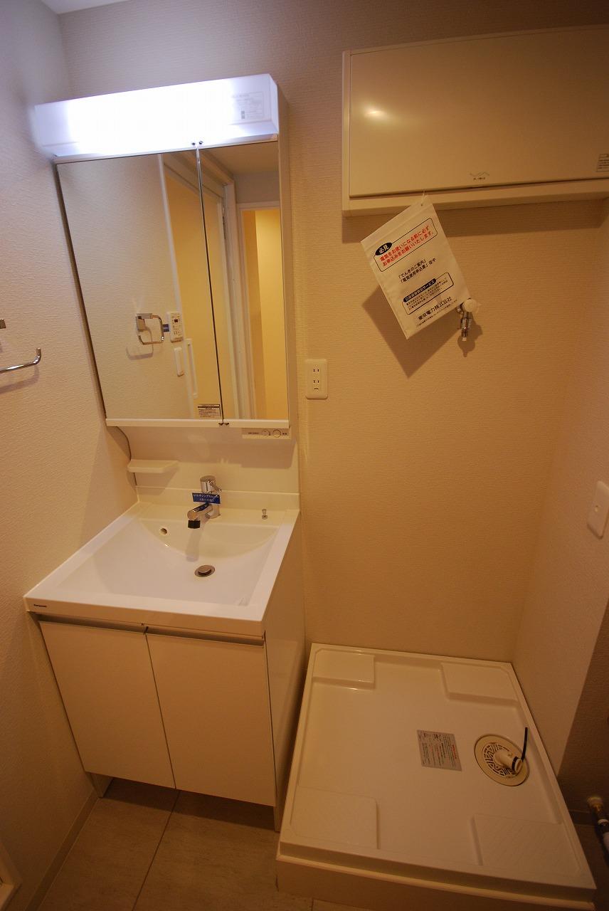 Wash basin, toilet. Indoor (12 May 2013) Shooting