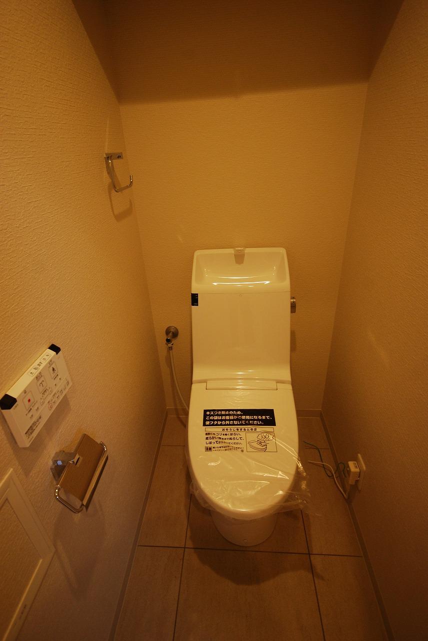 Toilet. Indoor (12 May 2013) Shooting