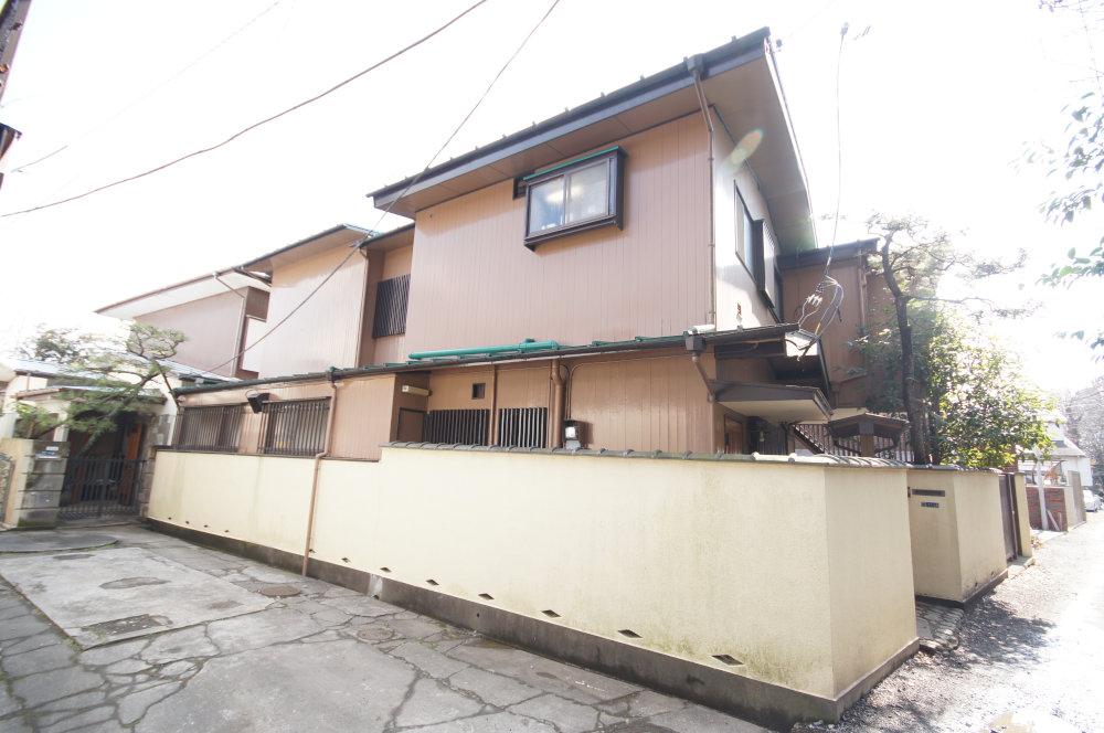 Local photos, including front road. A certain taste in the finished streets. Across the street you can feel the babbling river.