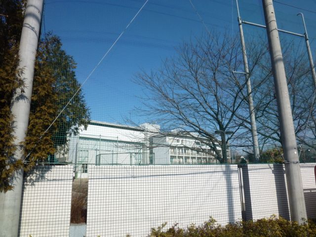 Junior high school. 240m up to municipal Mitaka third junior high school (junior high school)