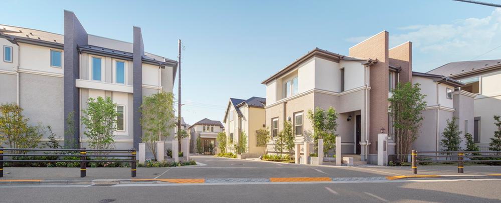 Local photos, including front road. By Kintetsu real estate and Daikyo, Detached of the city, All 41 House. The land escape and the sophisticated design of one house one House to be in response to the solemn environment, Create a beautiful streets that revitalization of the green. (Street photo 2013 October shooting)