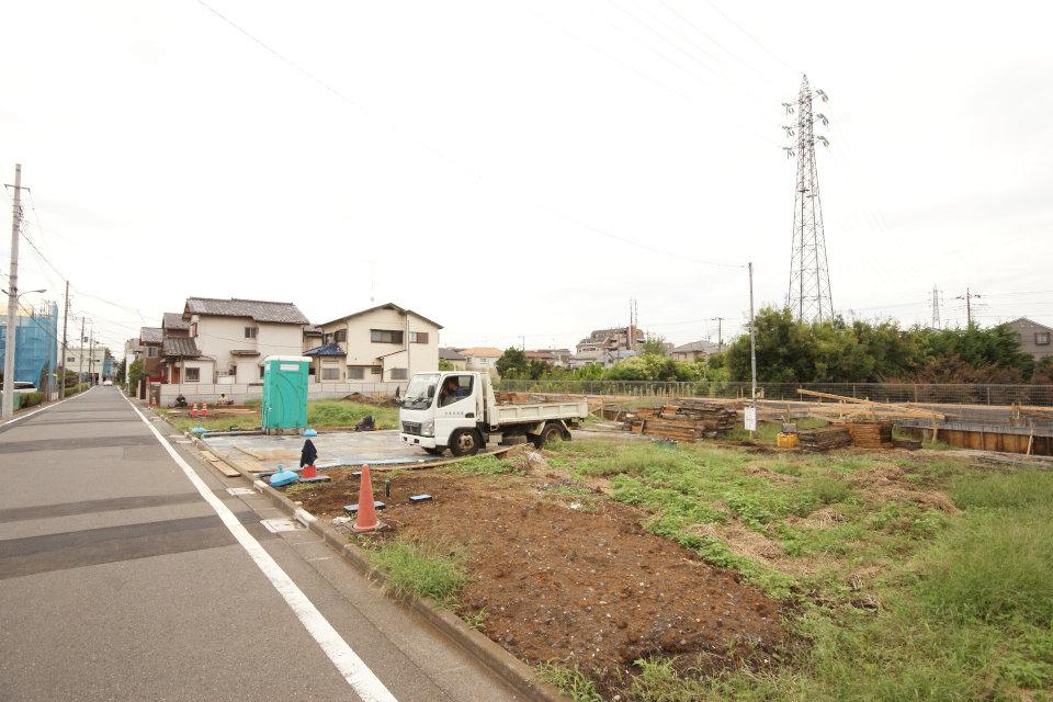 Local appearance photo. Up to 17 tatami mats than of living during the dishes at the counter kitchen also does not miss the family of smile.