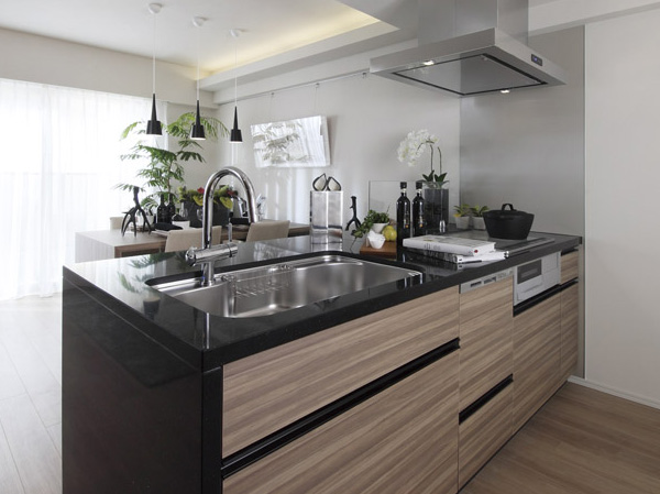 Living.  [living ・ dining ・ kitchen] While enjoying plenty of sunshine, Fun Mel living also conversation with family ・ dining ・ kitchen. (Model Room A1 type ・ Menu plan ※ Free of charge ・ Application deadline Yes / Some including paid option)