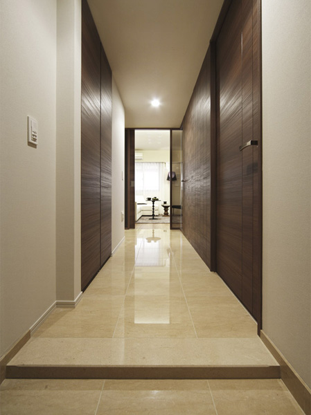 Interior.  [entrance] The corridor, Paved with natural marble, It produces a sense of quality. (Model Room A1 type ・ Menu plan ※ Free of charge ・ Application deadline Yes / Some including paid option)