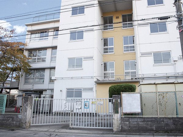 Surrounding environment. Municipal third elementary school (about 760m ・ A 10-minute walk)