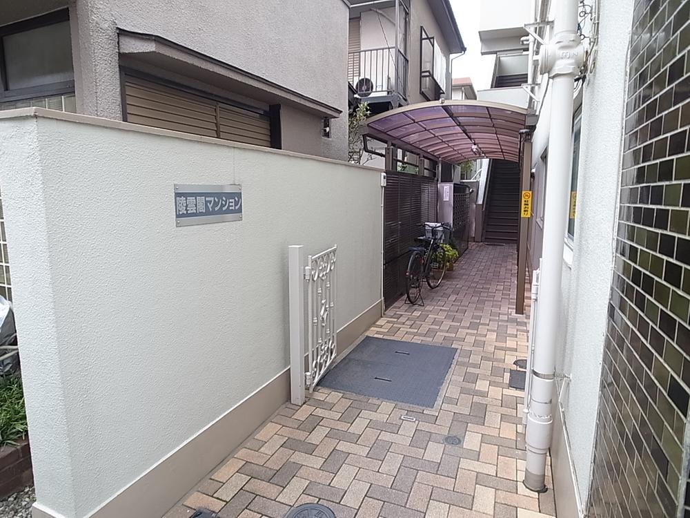 Entrance. Common areas