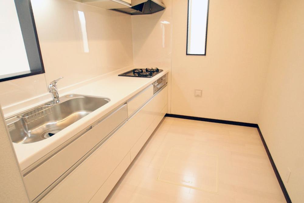 Same specifications photo (kitchen). Overlooking the families of smile relax in the bright Livin from counter kitchen (construction cases)