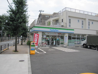 Convenience store. 600m to Family Mart (convenience store)