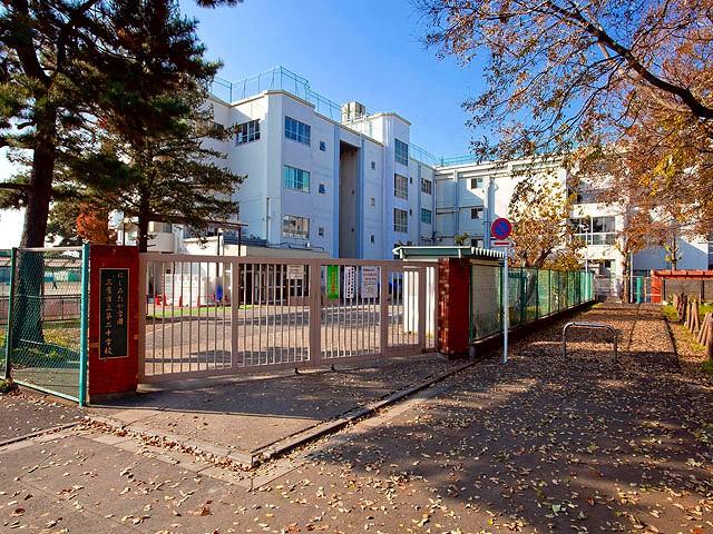 Junior high school. 852m to school Mitaka Municipal second junior high school or tried to