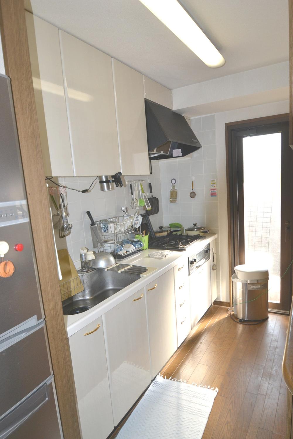 Kitchen. Indoor (11 May 2013) Shooting