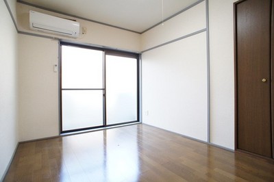 Living and room. Good bright room per yang ☆