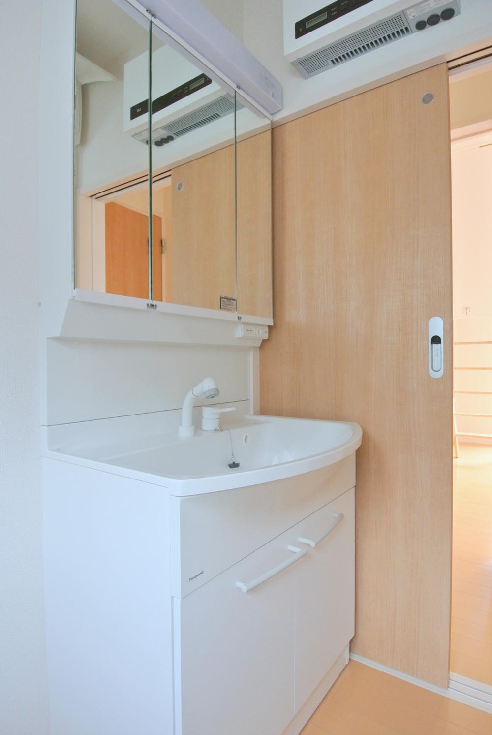 Wash basin, toilet. Example of construction