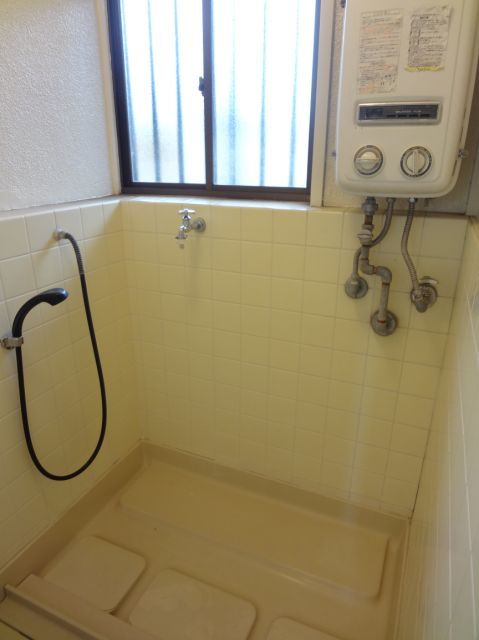 Other room space. A shower Daylighting there