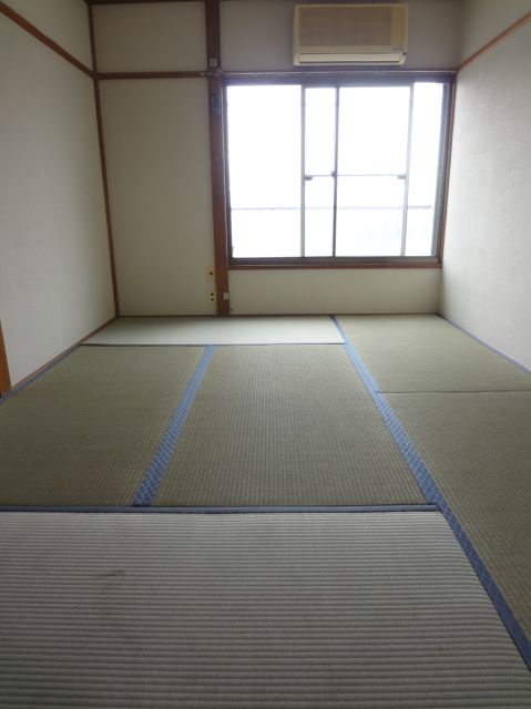 Living and room. Japanese-style room 6 tatami rooms Plug Asahi