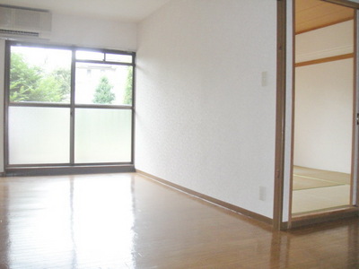 Living and room. Western-style 6 Pledge