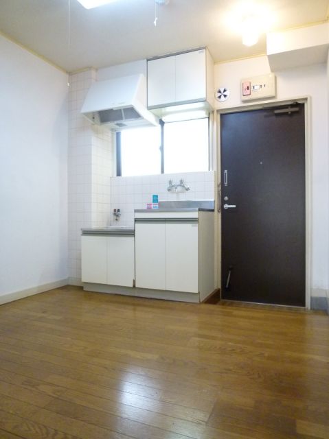 Kitchen. There is a cooking space, Easy-to-use is a good kitchen.