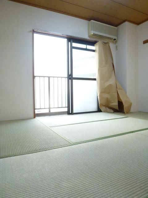 Living and room. Air conditioning 1 groups. There is warmth in the Japanese-style room, Bright room.