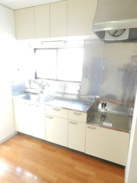 Kitchen. Window in the kitchen!