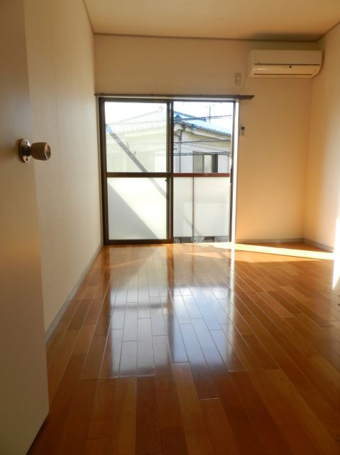 Living and room. Bright two-sided lighting Western-style!