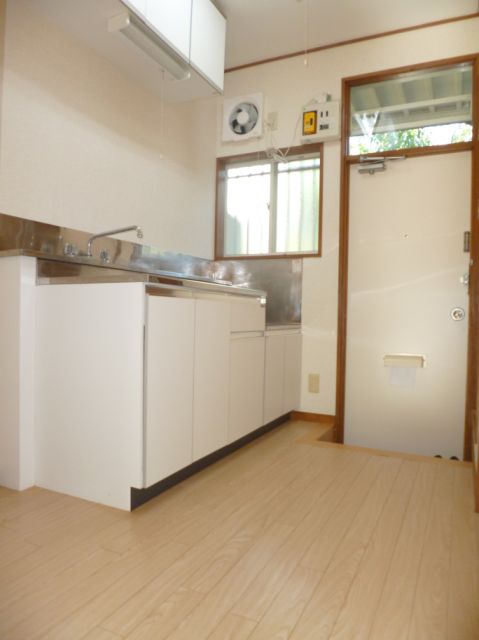 Kitchen. Dishes freely in the spread of the kitchen.