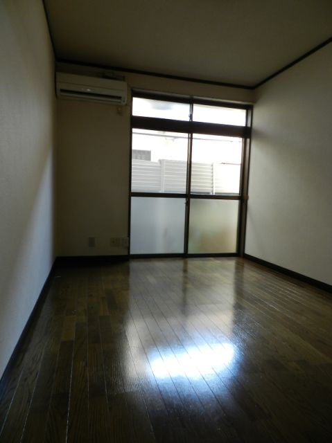 Living and room. 7 Pledge is the spread of the room