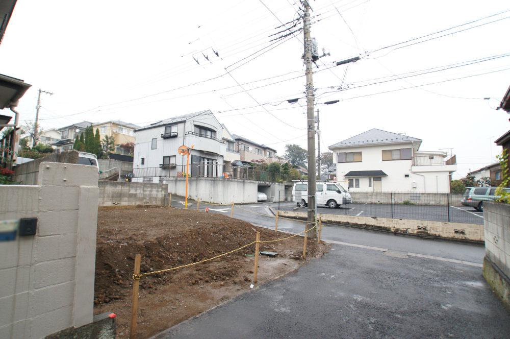 Local photos, including front road. Front road without car street, Small children is also safe. 