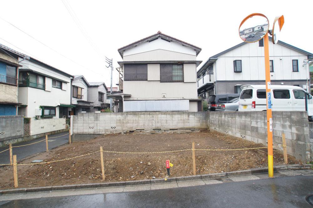 Local land photo. It will be wide-shaped area of ​​the frontage. 