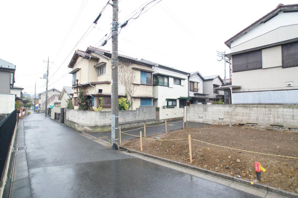 Local photos, including front road. Ease such as loading and unloading of the day-to-day car. 