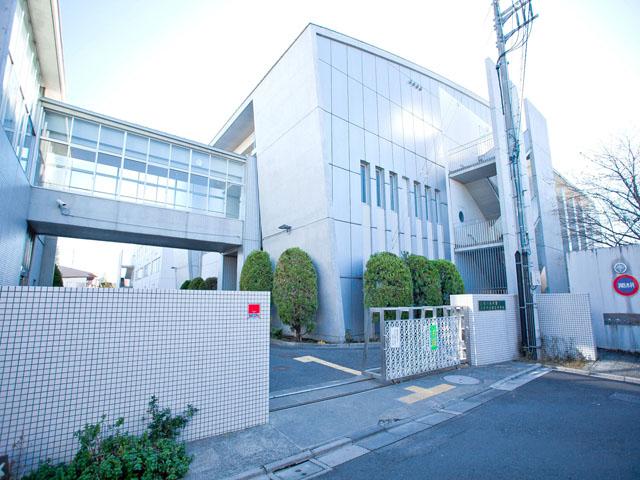 Junior high school. 725m to the third junior high school