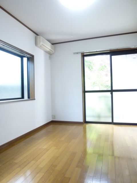 Living and room. Corner room ・ It is a two-sided lighting