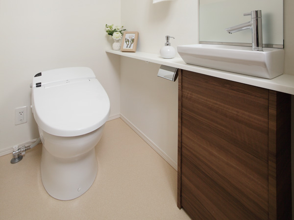 Bathing-wash room.  [Tankless toilet] And use a wide space, Cleaning is also simple tankless toilet. Shower cleaning and fully automatic toilet seat, It was also provided, such as deodorizing function comfortable function, It is a toilet that combines design and functionality.