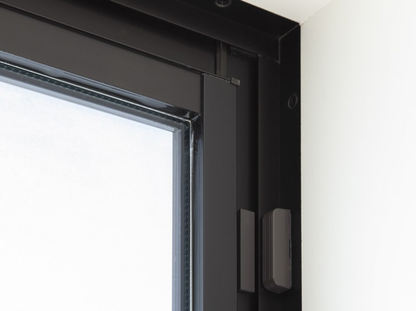 Security.  [Entrance door sensors and security window sensors] Entrance of all dwelling units ・ Window (FIX is excluded) in equipped with a magnet type of security sensors. Sensing the unauthorized intrusion, It will be automatically reported to the Secom. (Same specifications)