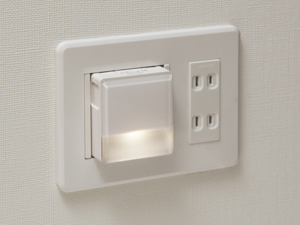 earthquake ・ Disaster-prevention measures.  [Foot security lighting] And automatic lighting has adopted a foot security lighting to illuminate the feet to only in the event of a power failure left plugged into an electrical outlet. By removing, It is also possible to use a flashlight instead of the usual. (Same specifications)