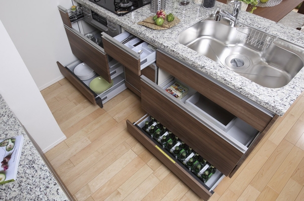 Building structure.  [Floor container] The feet of the kitchen, Adopt a "floor container" to increase the storage capacity. For convenient storage such as a large cooking utensils and stock goods. Also, To ease the cleanup "dish washing and drying machine.", Built-in type "water purifier", Has also been equipped with such subjected to a quieter material, "ribbed quiet sink". (Same specifications)