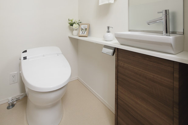Building structure.  [Tankless toilet] And use a wide space, Cleaning is also simple tankless toilet. Shower cleaning and fully automatic toilet seat, It was also provided, such as deodorizing function comfortable function, It is a toilet that combines design and functionality. Hand wash counter and mirrors as standard equipment. (Same specifications)