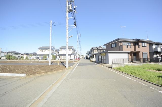 Local photos, including front road. East side road
