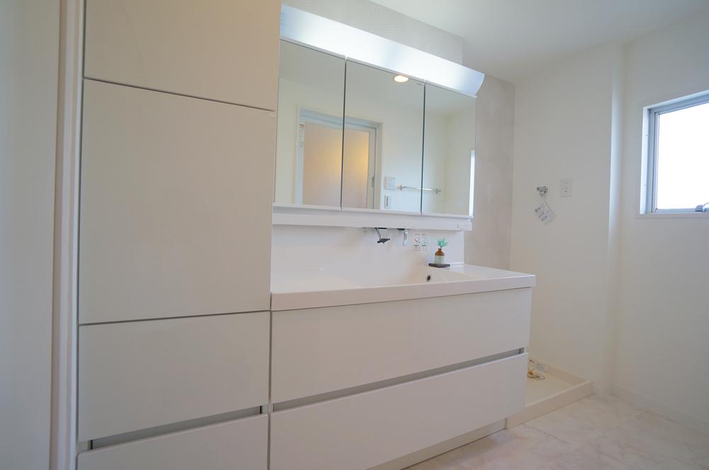 Wash basin, toilet. Wash basin